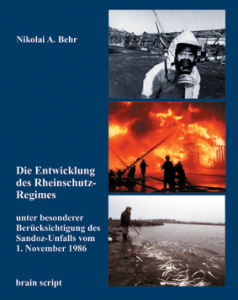 Buchdeckel mit drei Fotos: eine Person in einem Schutzanzug, zwei Arbeiter, die eine orange beleuchtete Industrieszene betrachten, und ein verschmutztes Flussufer. Der Titel ist auf Deutsch und handelt von den Schutzmaßnahmen für den Rhein nach dem Sandoz-Unfall im Jahr 1986.