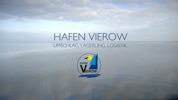 Ein ruhiger, bewölkter Himmel spiegelt sich im stillen Wasser. Der überlagerte Text lautet Hafen Vierow. Umschlag. Lagerung. Logistik. Darunter befindet sich ein Logo mit einer gelben Sonne, einem blauen Segel und dem Schriftzug Hafen Vierow.