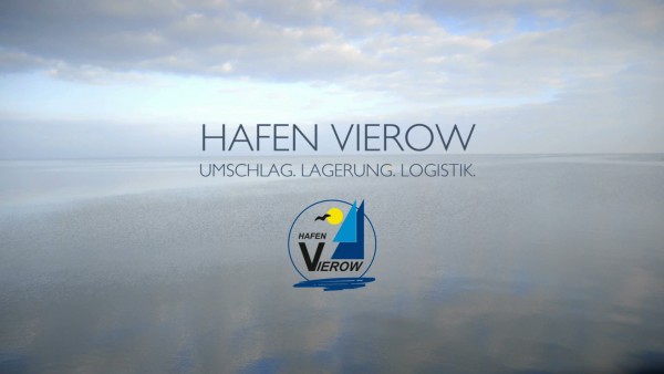 Ein ruhiger, bewölkter Himmel spiegelt sich im stillen Wasser. Der überlagerte Text lautet Hafen Vierow. Umschlag. Lagerung. Logistik. Darunter befindet sich ein Logo mit einer gelben Sonne, einem blauen Segel und dem Schriftzug Hafen Vierow.