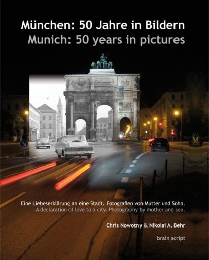 Einband_10-10-20_Final_NEU.indd Cover des Bildbandes "München: 50 Jahre in Bildern / Munich: 50 years in pictures" mit einer Mischung aus Schwarz-Weiß- und Farbbildern, die den Siegestorbogen, alte und moderne Autos sowie Spaziergänger in der Abenddämmerung zeigen.