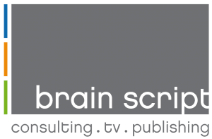 Logo mit drei vertikalen Balken in Blau, Orange und Grün auf der linken Seite. Graues Rechteck mit Gehirnschrift in großer weißer Schrift. Darunter steht in kleinerer grauer Schrift consulting . tv . publishing auf hellgrauem Hintergrund.