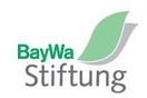 Das Logo der BayWa Stiftung zeigt den Schriftzug BayWa Stiftung neben zwei stilisierten, grünen, sich überschneidenden Blättern, die häufig in den Referenzen der Stiftung zu finden sind.