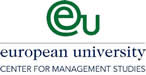 Logo des European University Center for Management Studies, mit einer grünen stilisierten eu über dem Universitätsnamen in blauer Schrift und einer schwarzen horizontalen Linie zur Verdeutlichung - ein Zeichen, das häufig in Referenzen für akademische Einrichtungen zu sehen ist.