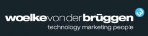 Logo mit dem Text woelke von der brüggen technology marketing people in weiß auf dunklem Hintergrund, dazu ein kleines blaues, kreisförmiges Icon mit weißem Symbol auf der rechten Seite - perfekt für die Darstellung von Referenzen.