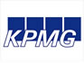 KPMG-Logo mit fetten weissen Buchstaben KPMG über vier sich überlappenden blauen Rechtecken auf weissem Hintergrund, die Vertrauen und starke Referenzen in der Branche symbolisieren.