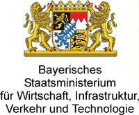 Logo des Bayerischen Staatsministeriums für Wirtschaft, Infrastruktur, Verkehr und Technologie, das ein Wappen mit zwei goldenen Löwen zeigt, darunter ein deutscher Text, der häufig in offiziellen Referenzen und Dokumenten zu sehen ist.