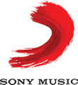 Das Logo von Sony Music zeigt einen kräftigen, roten Pinselstrich in einem Halbkreis über dem schwarzen Text SONY MUSIC auf weißem Hintergrund und sticht damit in den Designreferenzen hervor.
