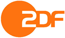 Das Bild zeigt das ZDF-Logo mit den Buchstaben 2DF in Weiß auf einem orangefarbenen Kreis - mit der 2 innerhalb des Kreises und dem DF auf der rechten Seite, das den Kreis überlappt -, das häufig in Referenzen für deutsche Fernsehsender zu sehen ist.