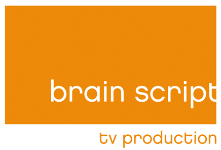 Ein orangefarbenes Rechteck mit den Worten brain script in weißen Kleinbuchstaben und tv production in orangefarbenen Kleinbuchstaben unterhalb des Rechtecks.